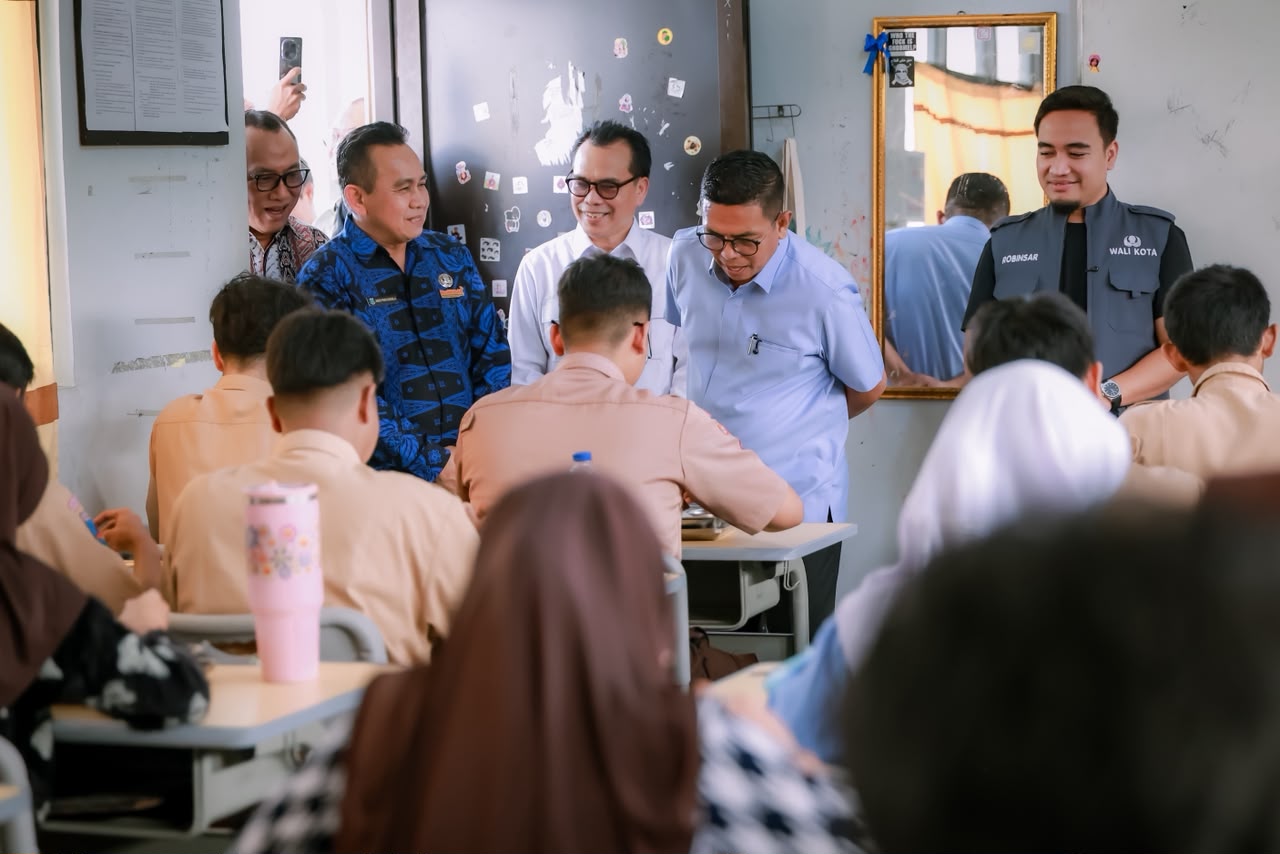Anggota Komisi V DPRD Banten Hasbi Sidik Dampingi Gubernur Tinjau SPMB dan Monitoring Program Sekolah Gratis di Cilegon